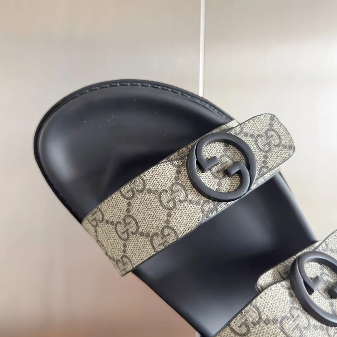 [G Home] Men's Men's Shoes💰:300💰Size:38-45 GUCC Gucci Original Order Quality 🆕2024Gucci Gucci Summer New Style Double G Presbyopia Flip-flops Cross Sandals Thick Sole Slippers Beach Shoes Original Purchase and Development Production G family's 2024 new summer dark horse items, fashion bloggers at home and abroad have put on the show, and it has become popular on social platforms at home and abroad. Fashionistas must pay for it, and they spend a lot of money to create ingenious craftsmanship and accurately restore every detail. Exquisite packaging at the delivery counter🛍📦 ▪️ Fabric: Original imported double G presbyopic leather ▪️ Lining: Original imported leather ▪️ Sole: Original open molded T men's shoes 💰U outsole ▪️ Bottom thickness: 3CM